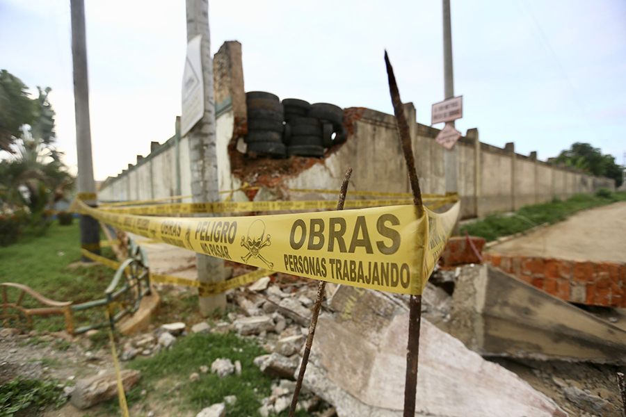 Tumbes: GORE inició labores de limpieza con maquinaria pesada en viviendas colapsadas