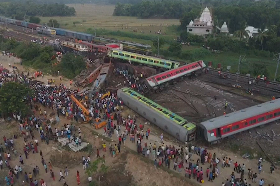 India: choque de dos trenes deja cerca de 300 fallecidos y vagones destrozados