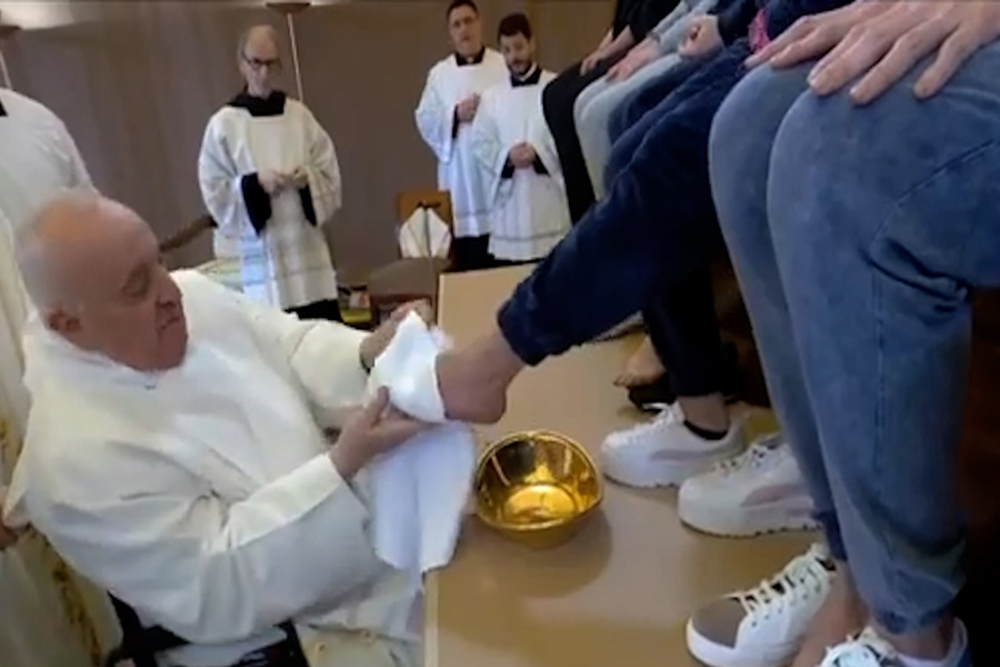 Semana Santa: papa en silla de ruedas lava los pies a doce reclusas