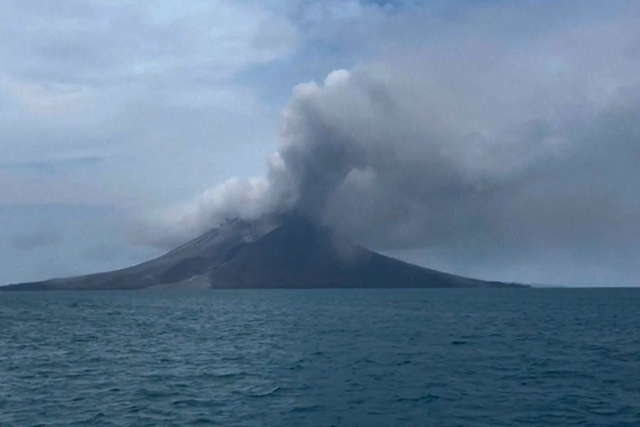 Indonesia: cierran siete aeropuertos por erupción volcánica