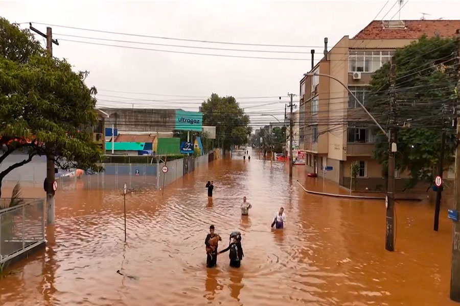 Fuerzas Armadas rescatan a un bebé en medio de las inundaciones en Brasil