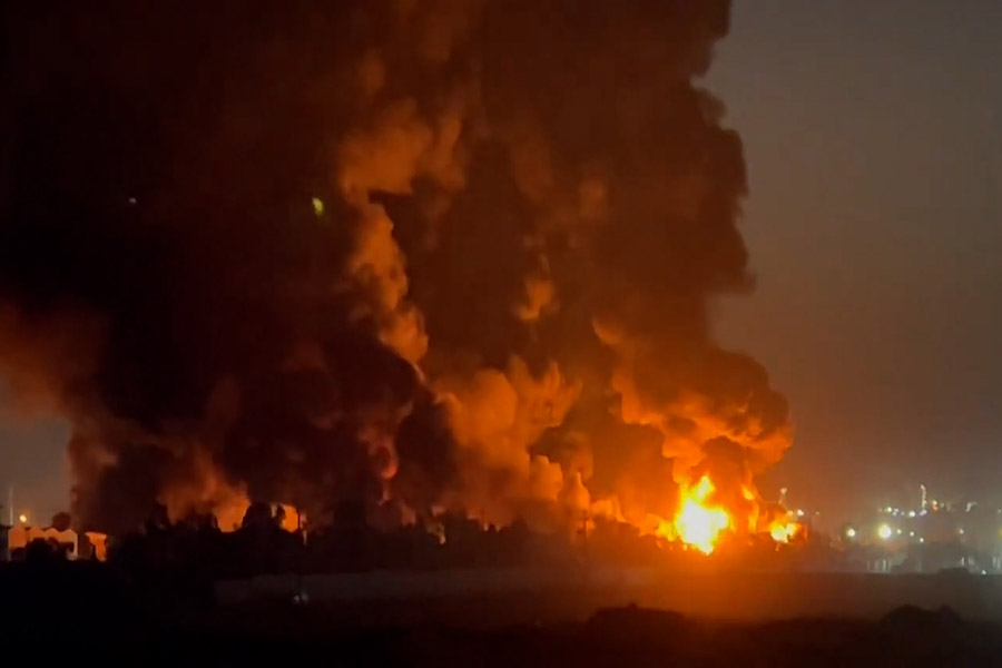 Un incendio en una refinería de petróleo iraquí causa una decena de heridos