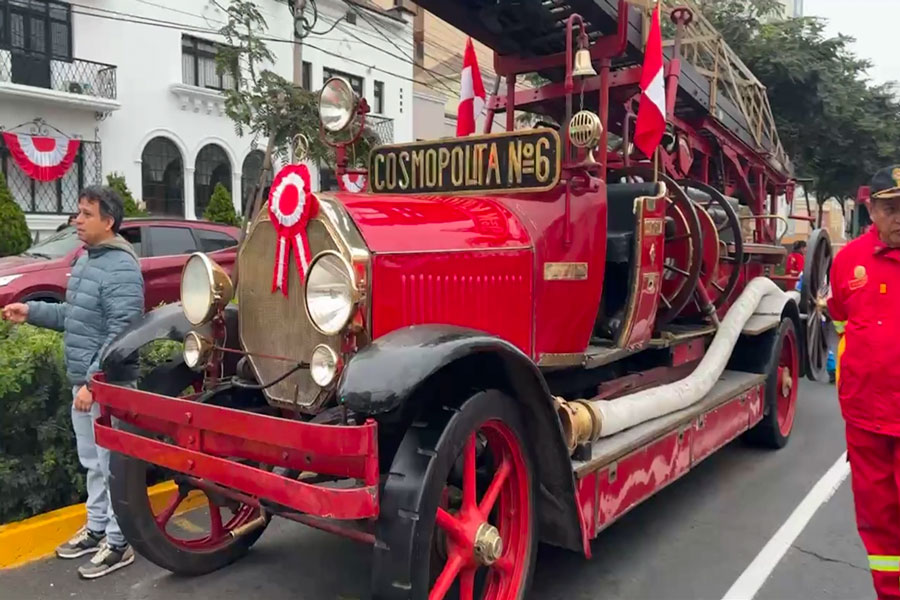 Fiestas Patrias: bomberos desfilan con vehículo de 100 años de antigüedad