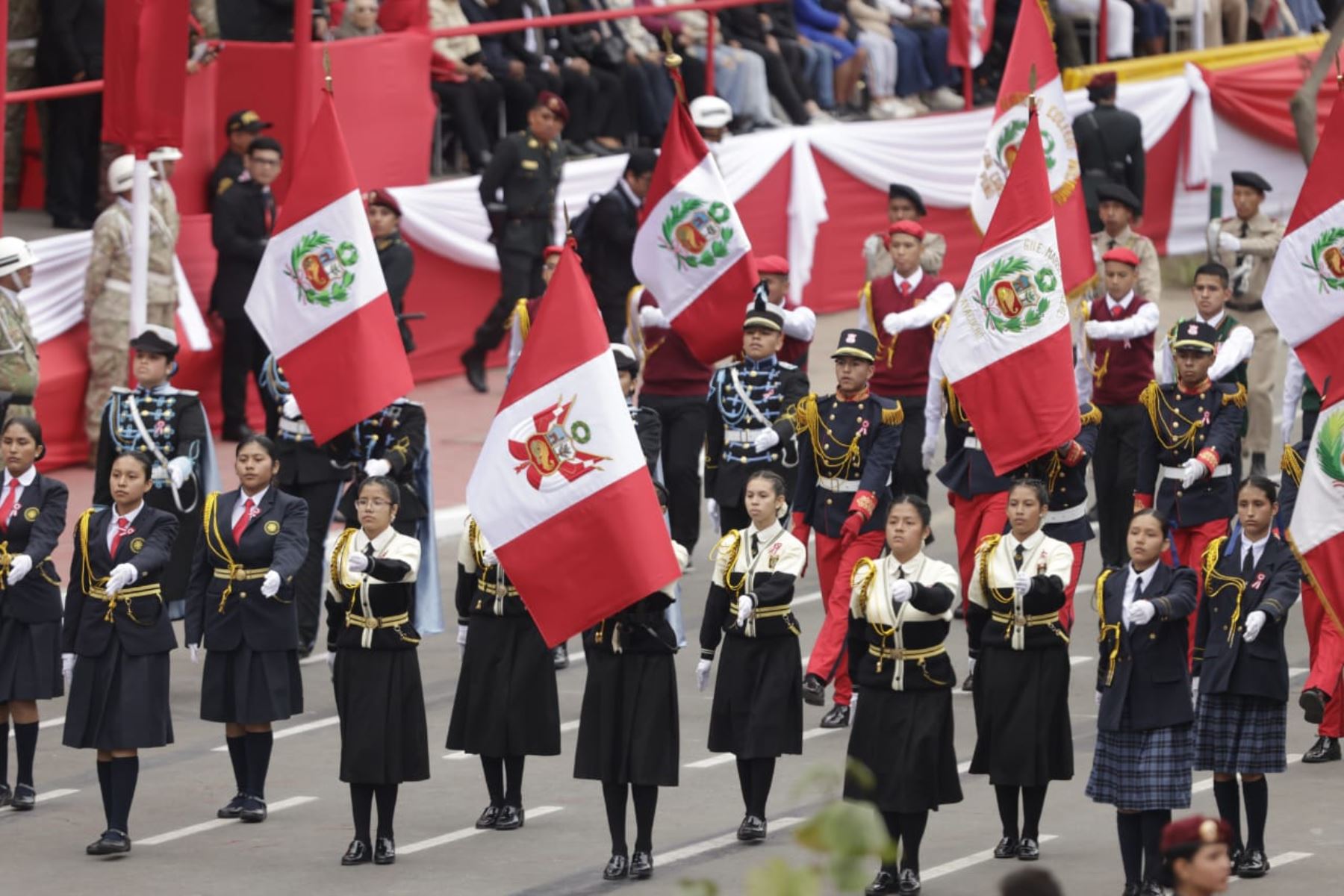 Escolares de 10 regiones desfilaron por primera vez en Parada Cívico Militar