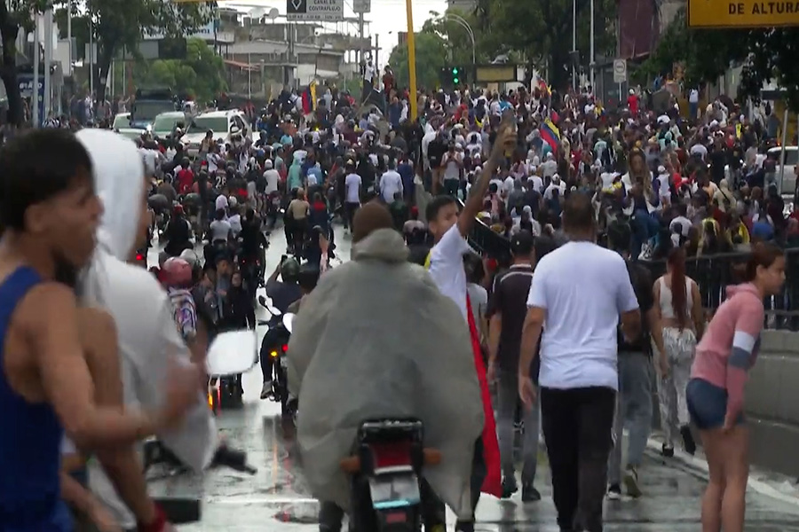 Oposición en Venezuela proclama victoria pese a reelección de Maduro que desata protestas