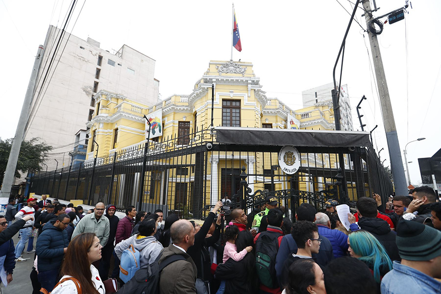 Situación de Venezolanos frente a la embajada de Venezuela en Perú