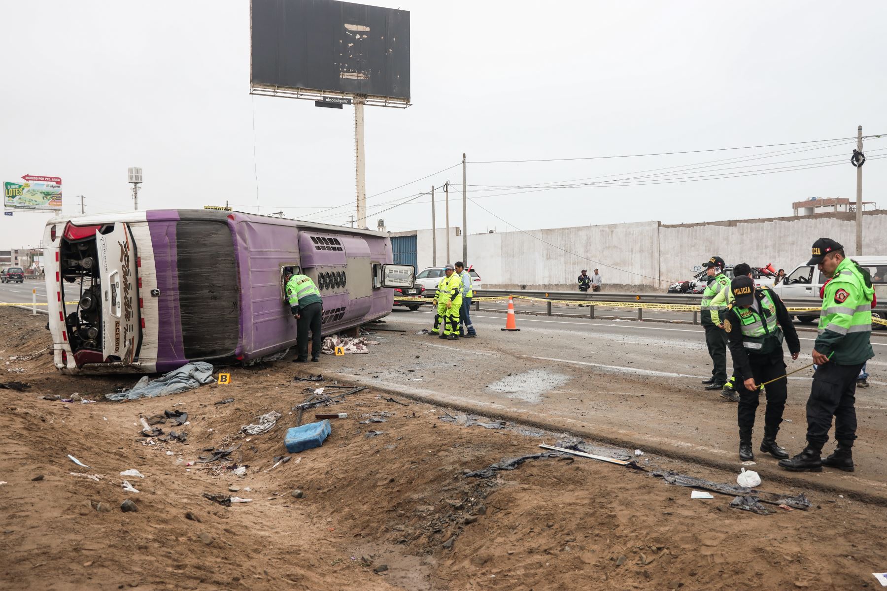 Accidente en Lurín: cuatro muertos al volcarse bus en Panamericana Sur