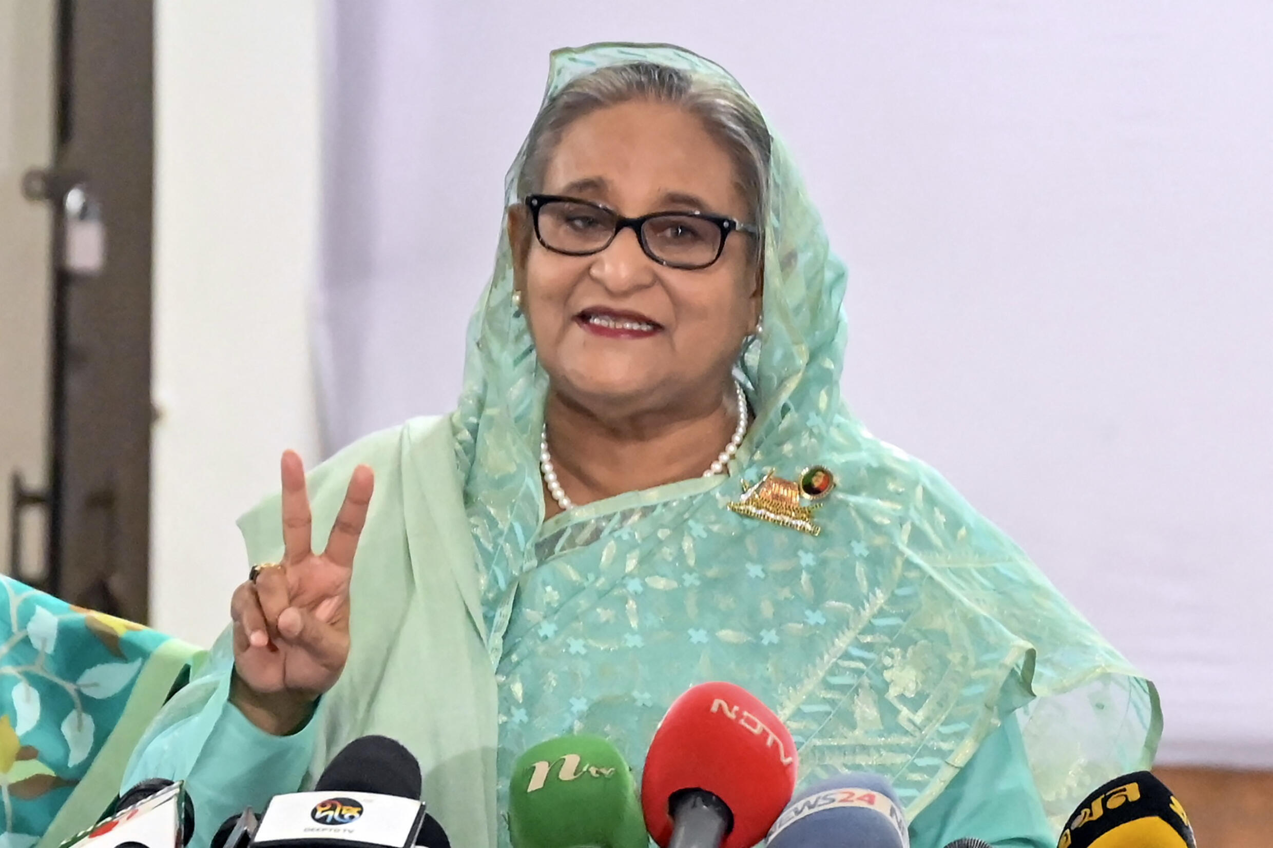 Bangladés: Primera ministra huye del país y militares anuncian un gobierno provisional