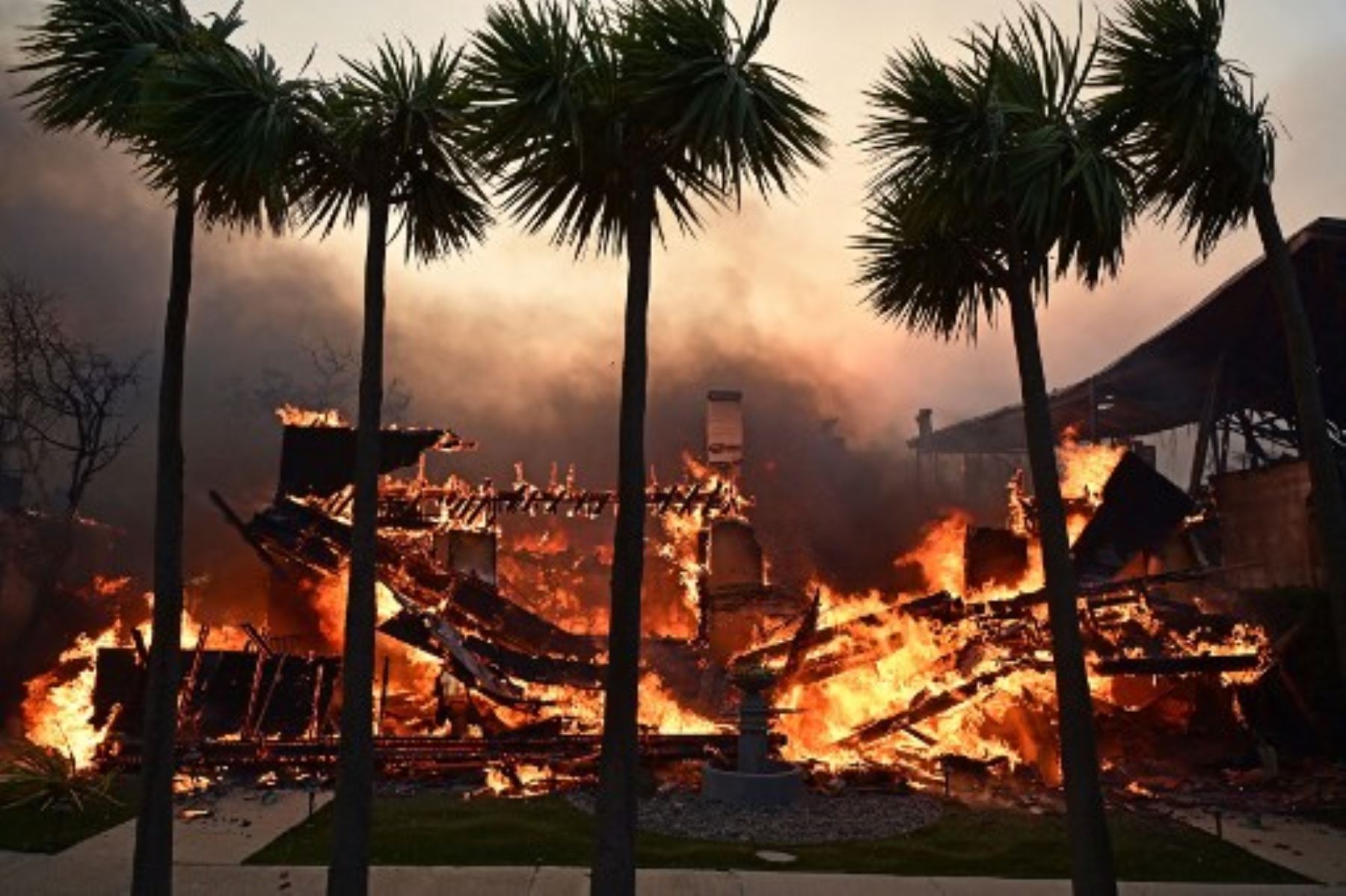 Los incendios "más devastadores" de California siguen sin control en Los Ángeles