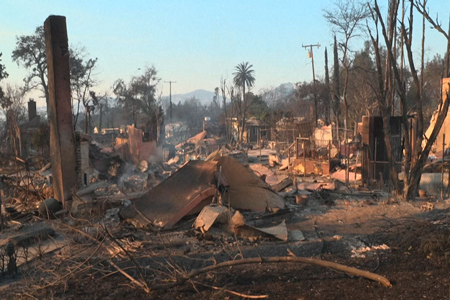 Los Angeles: vientos con menor intensidad permiten avance en la lucha contra el fuego