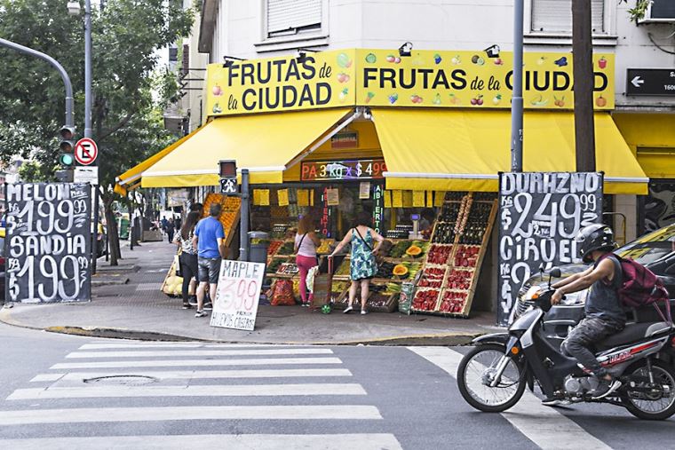 Argentina: Inflación cae drásticamente un año después de asunción de Milei