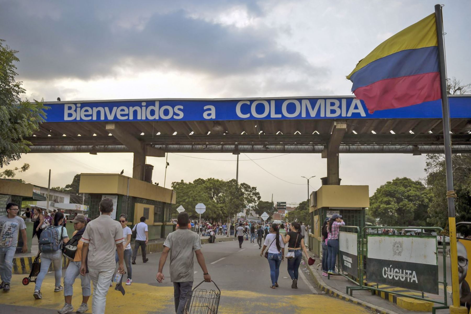 Colombia pide ayuda a Venezuela para desactivar violencia en la frontera