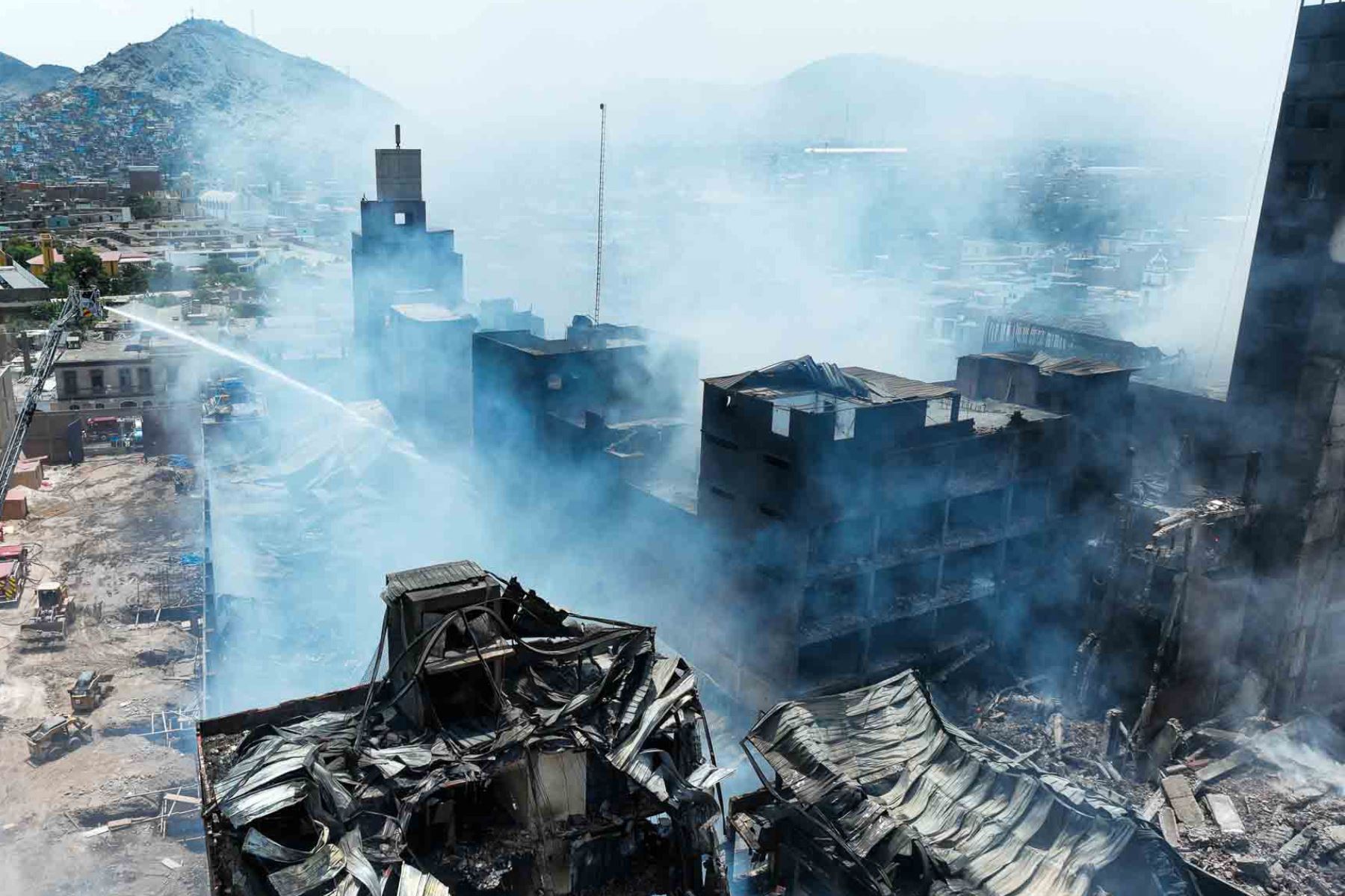 Incendio en Centro de Lima: hasta el domingo extinguirán fuego