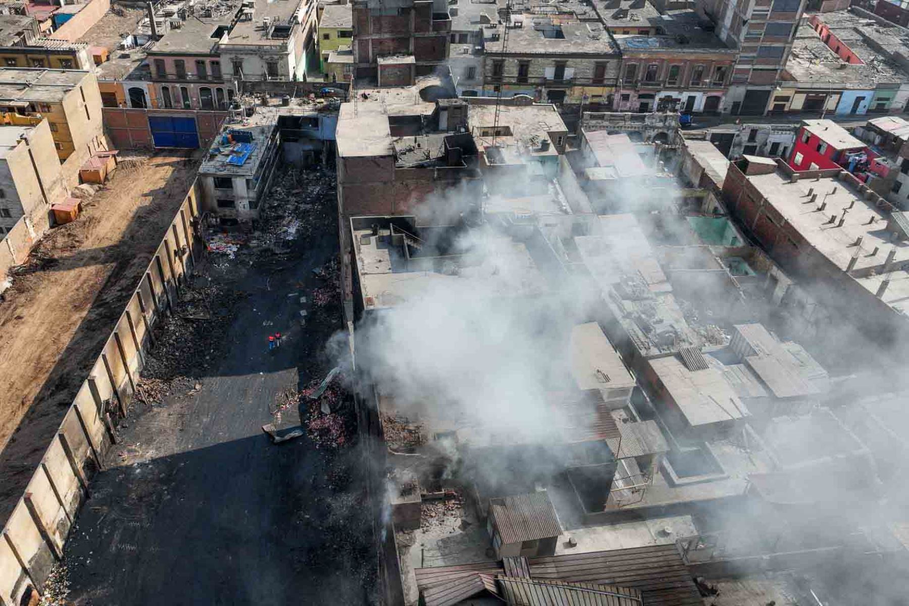 Incendio Barrios Altos: 21 días y aún hay nubes de humo