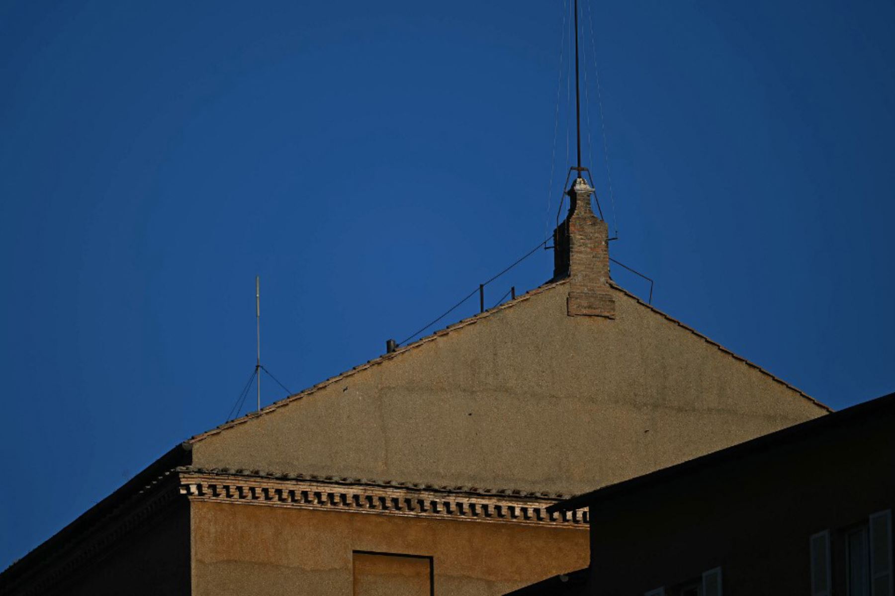El Vaticano instala la chimenea que anunciará al sucesor del papa Francisco