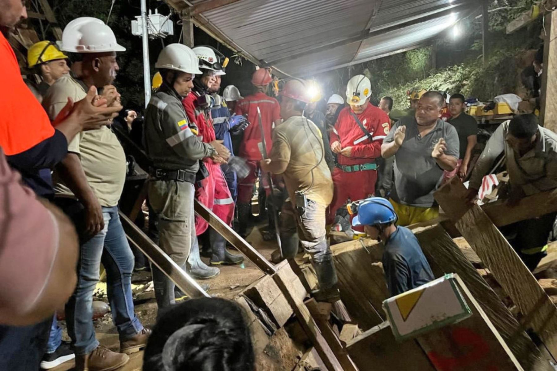Colombia: rescatan con vida a 18 trabajadores atrapados en una mina