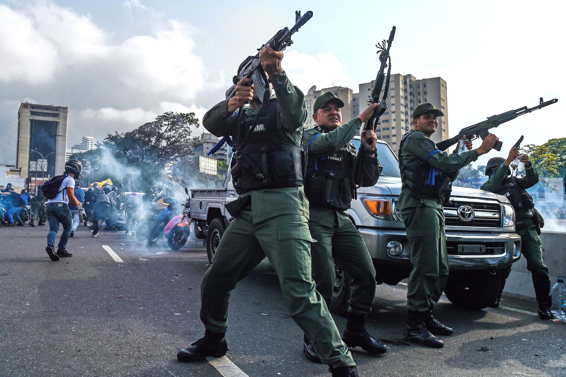 Maduro llevará militares a los barrios para entrenar a la población