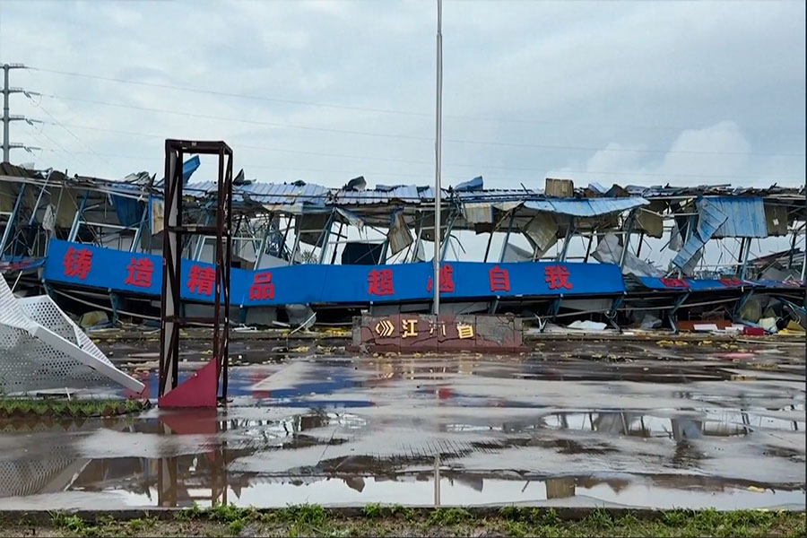 China: miles de personas realizan limpieza tras el paso del tifón Ragasa por Cantón