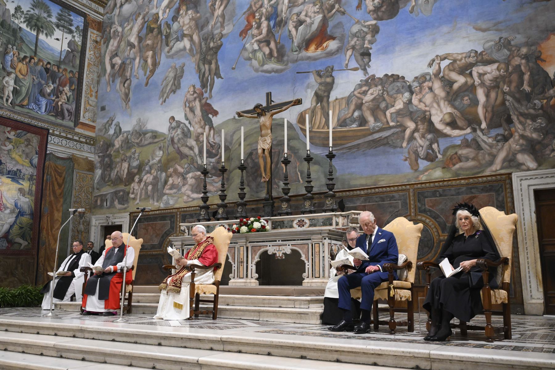 Papa León XIV y el rey Carlos III rezan juntos en la Capilla Sixtina