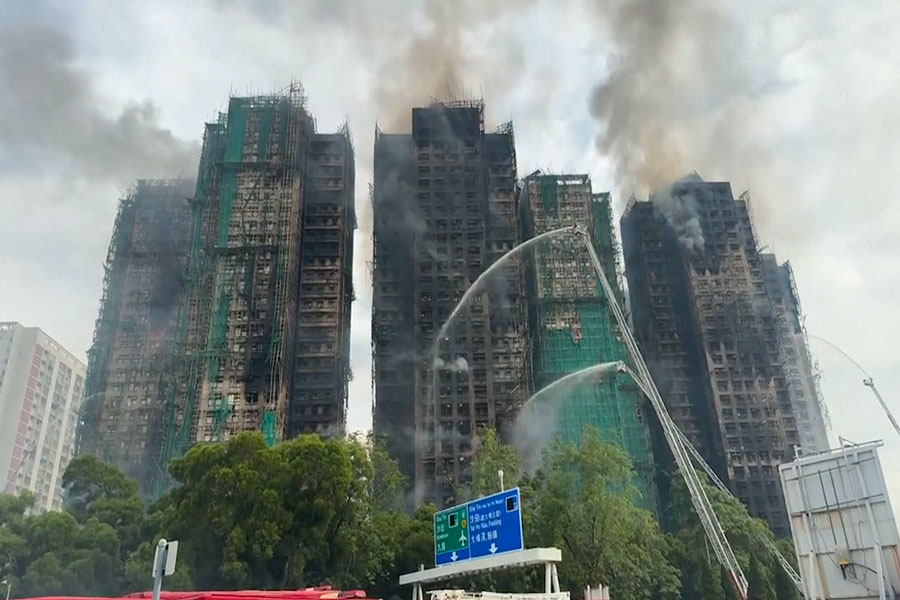 Hong Kong: bomberos buscan a más de 250 desaparecidos tras enorme incendio