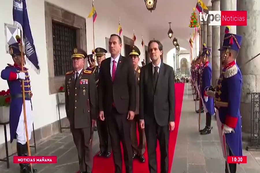 Presidente Jerí recibe honores en Ecuador