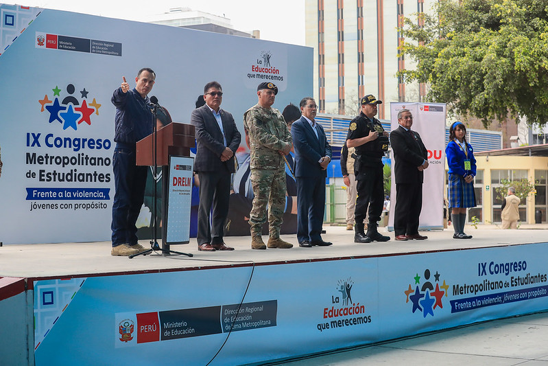 Presidente Jerí insta a estudiantes a hacer las cosas con corazón y cumplir sus objetivos