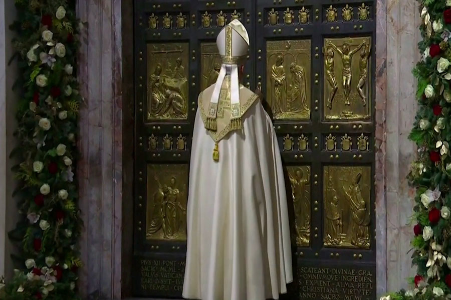 El papa León XIV cerró la "Puerta Santa" en el final del jubileo de 2025