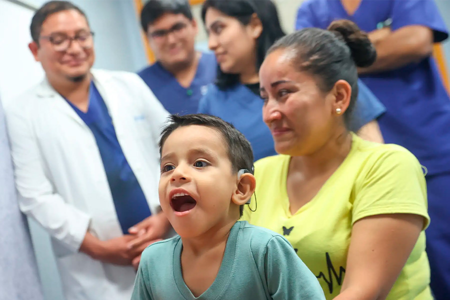 ¡Tremenda emoción! dos niños sordos escuchan por primera vez