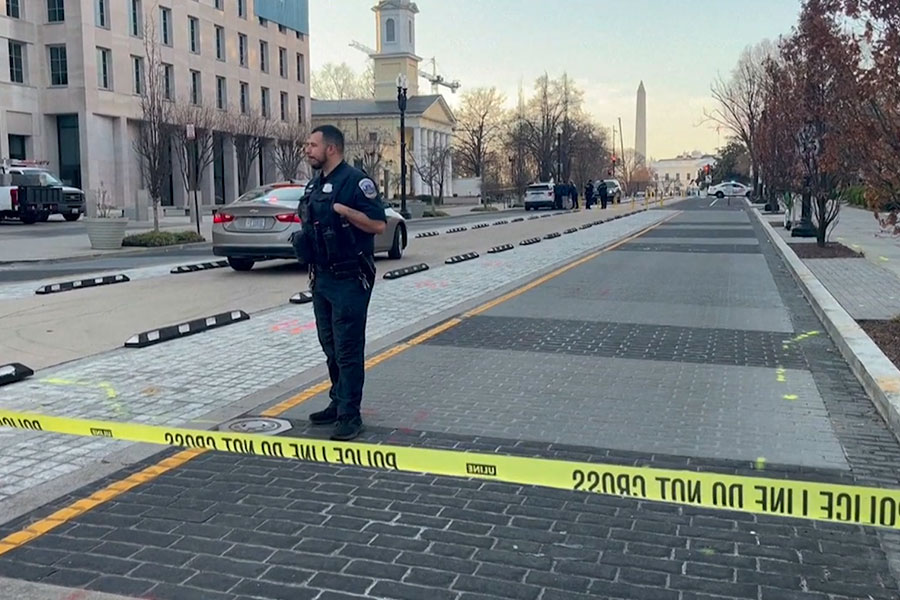 Cierran perímetro de la Casa Blanca tras vehículo que forzó seguridad