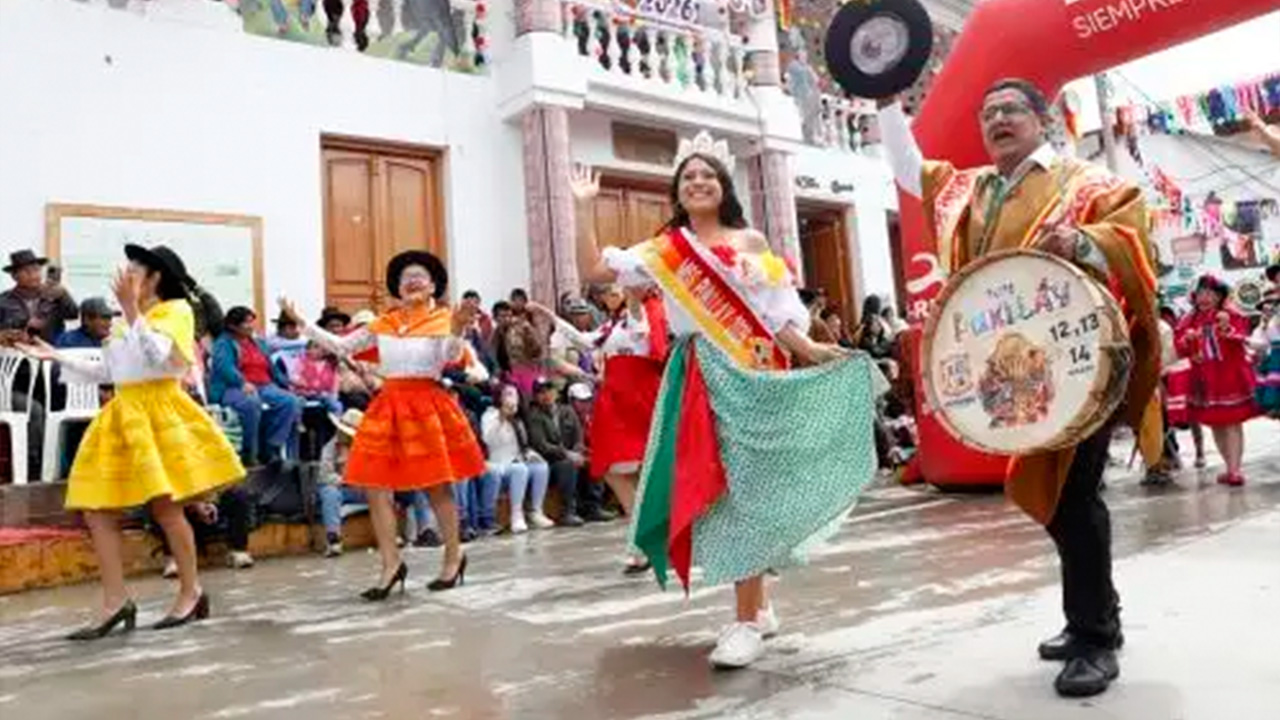 Fiesta desbordante en Andahuaylas: con pasacalle empieza Carnaval Originario Pukllay 2026