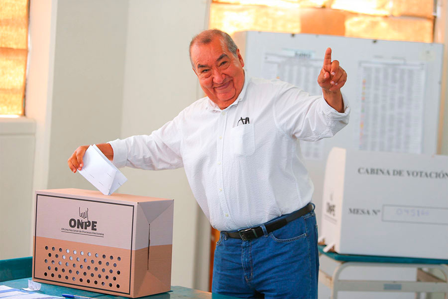 Elecciones 2026: Mario Vizcarra emite su voto