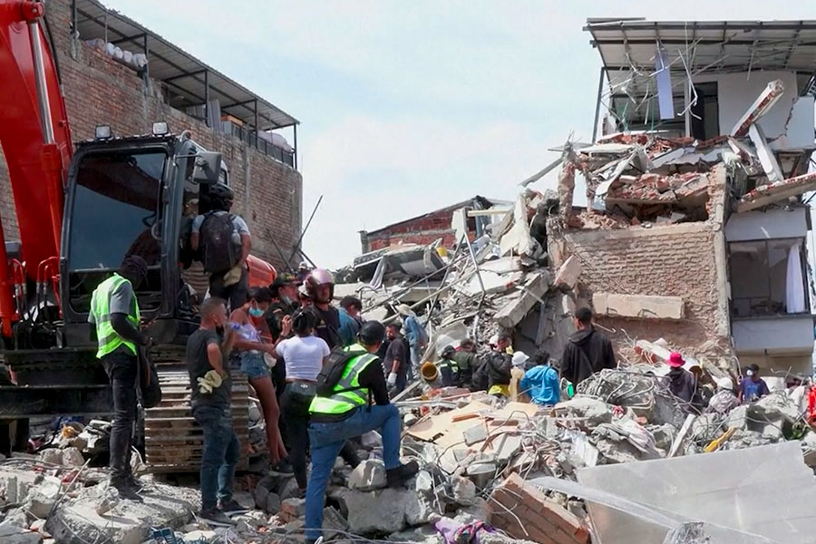 Colombia: socorristas aceleran búsqueda de sobrevivientes bajo edificios caídos