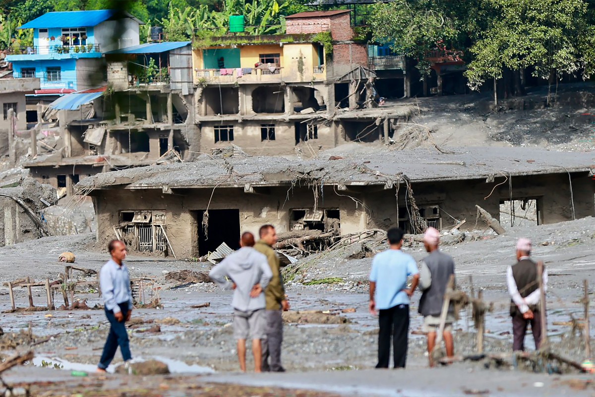 Rescatistas buscan a un millar de personas tras riadas entre Nepal y Tíbet