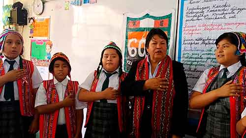 Profesora Ense A A Sus Alumnos A Cantar El Himno Nacional En Quechua Videos Agencia Peruana