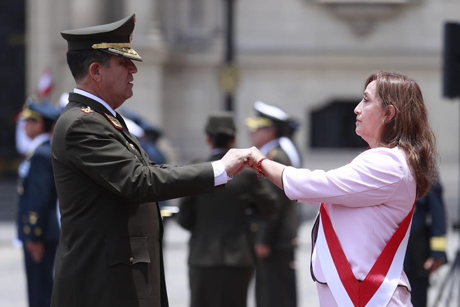 Histórico! Presidenta Dina Boluarte recibe bastón de mando de FF.AA. y PNP | Videos | Agencia Peruana de Noticias Andina