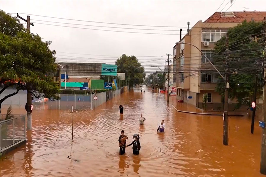 Fuerzas Armadas Rescatan A Un Bebé En Medio De Las Inundaciones En ...