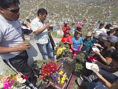 La fiesta popular del Día de Todos los Santos | Videos | Agencia Peruana de Noticias Andina