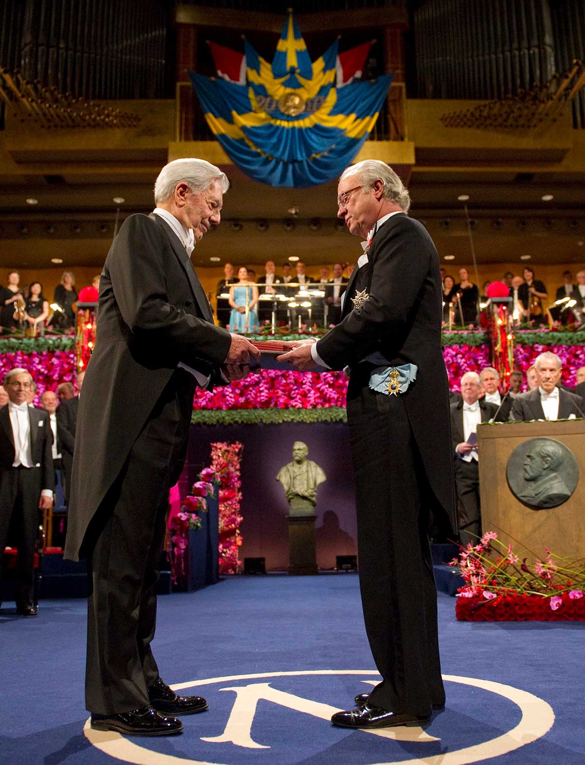 Foto del autor peruano Mario Vargas Llosa recibiendo el Premio Nobel de Literatura 2010