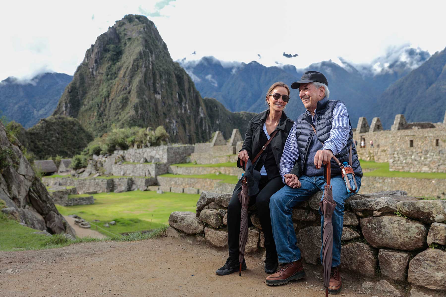 Mario Vargas Llosa en Machu Picchu. Foto: Miguel Mejía Castro