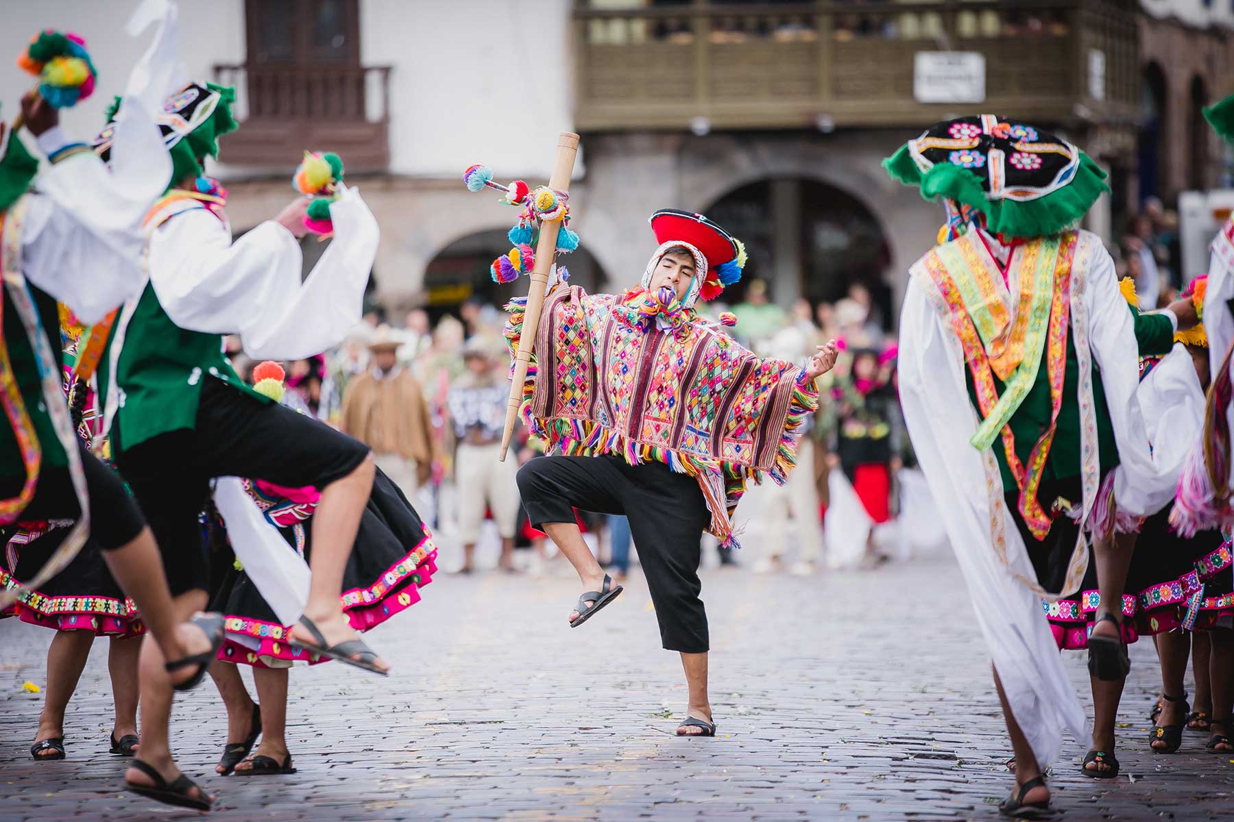 Los bailarines lucen trajes multicolores y derrochan buen ritmo durante las coreografías preparadas para homenajear al Cusco