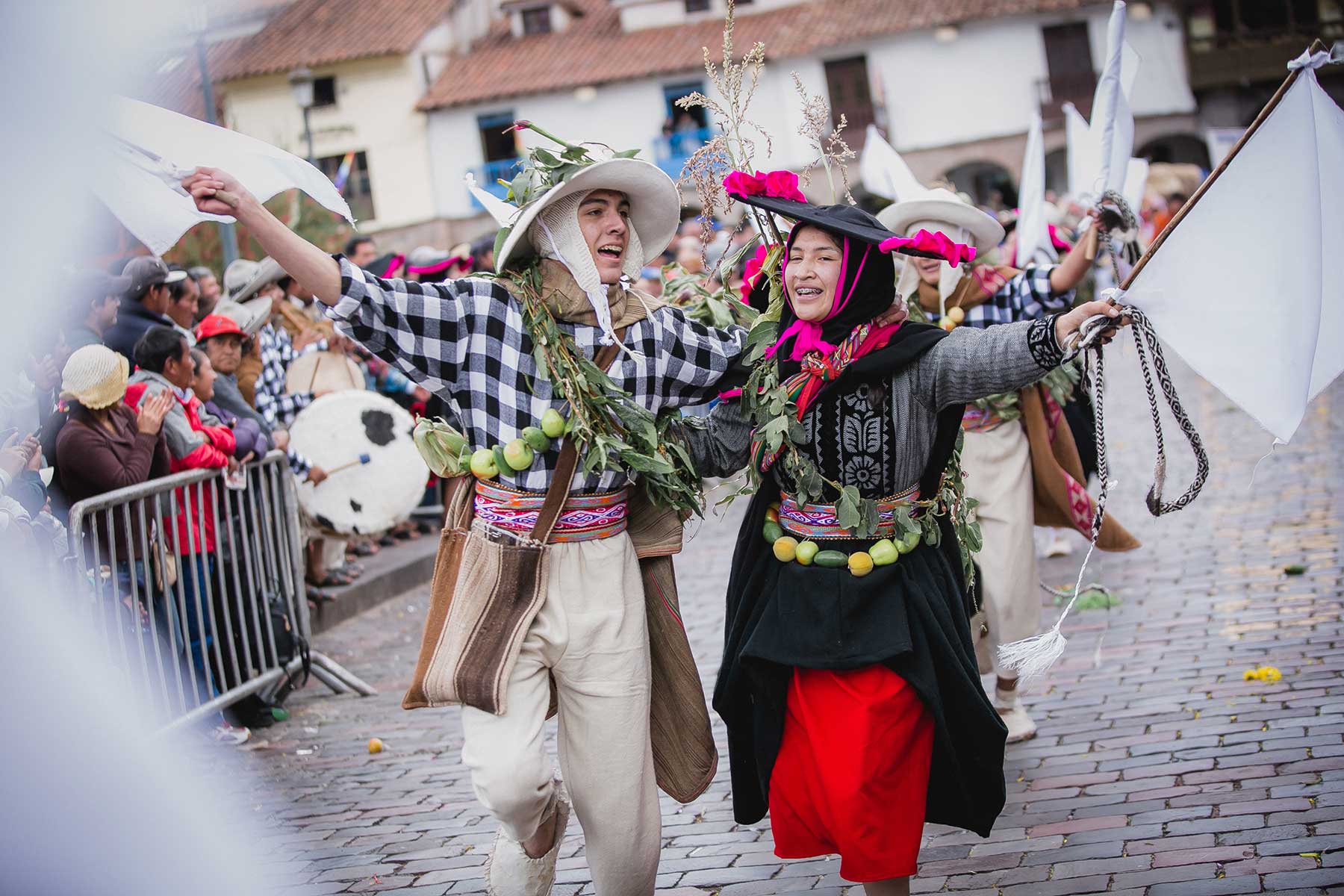 Los bailarines lucen trajes multicolores y derrochan buen ritmo durante las coreografías preparadas para homenajear al Cusco