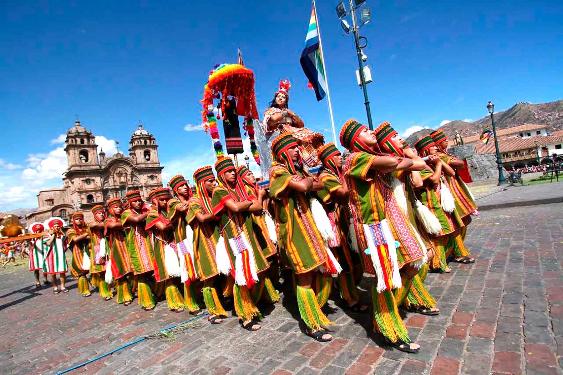 El inca deja un mensaje de unidad e integración a los miles de asistentes a una de las festividades más emblemáticas del Cusco.