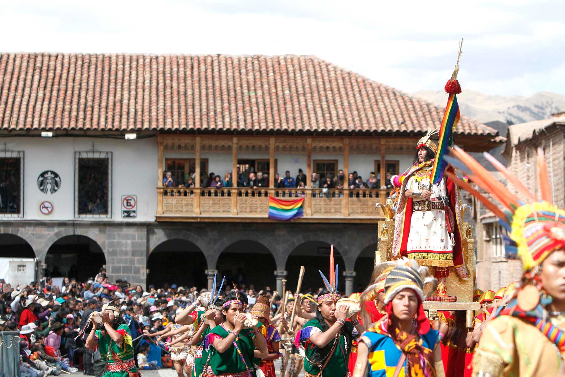 Los bailarines lucen trajes multicolores y derrochan buen ritmo durante las coreografías preparadas para homenajear al Cusco