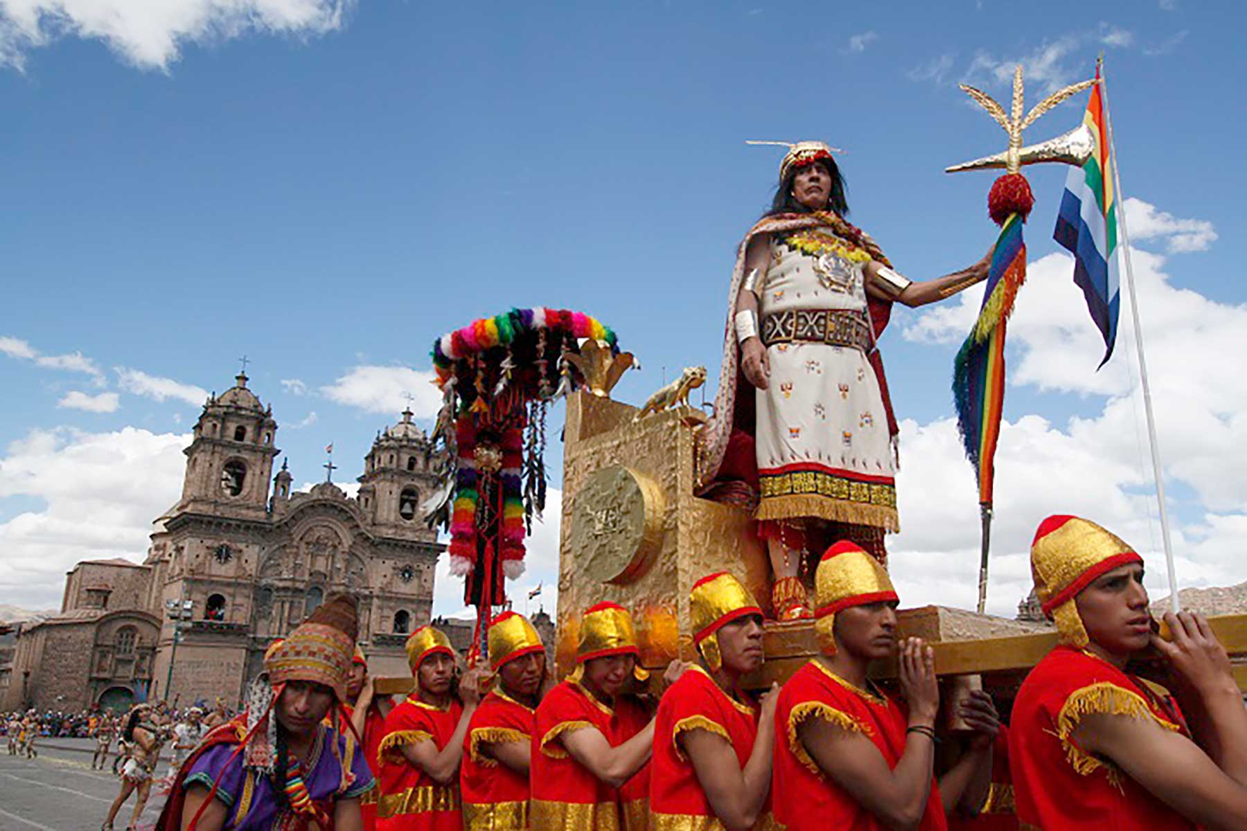 Los sÃºbditos de mayor jerarquÃ­a cargan el anda del mÃ¡ximo gobernante del Tahuantinsuyo, quien encabeza los festejos jubilares