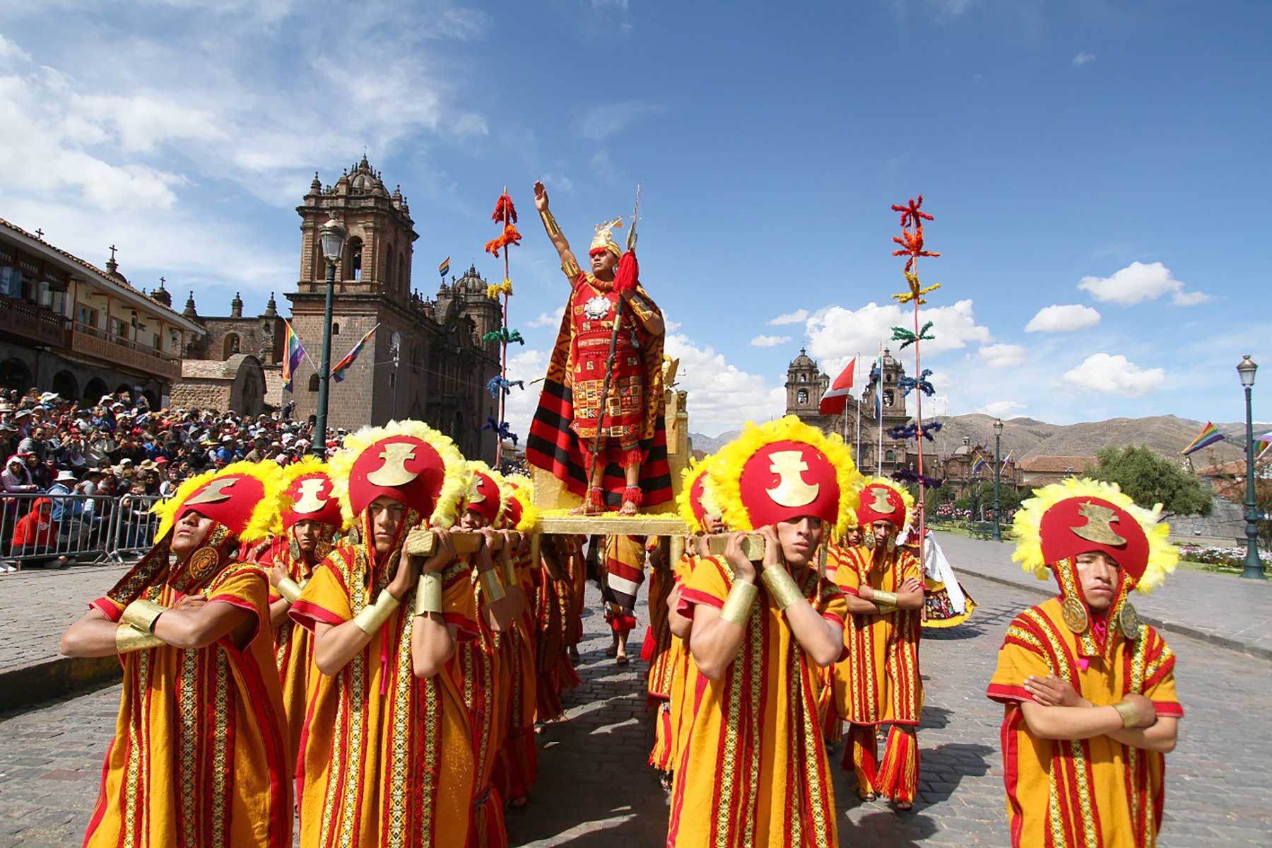 El inca deja un mensaje de unidad e integración a los miles de asistentes a una de las festividades más emblemáticas del Cusco.