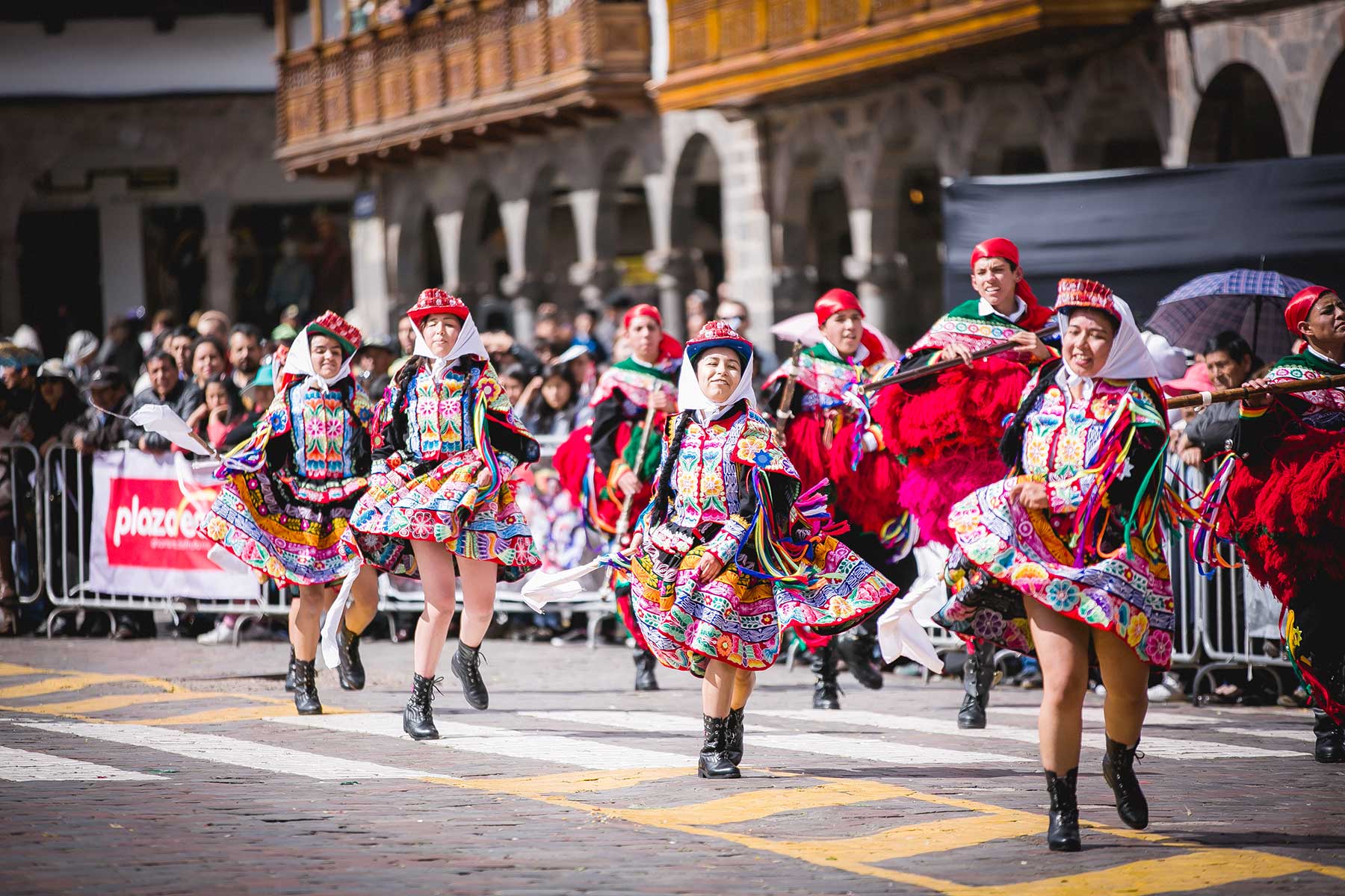 Los bailarines lucen trajes multicolores y derrochan buen ritmo durante las coreografías preparadas para homenajear al Cusco