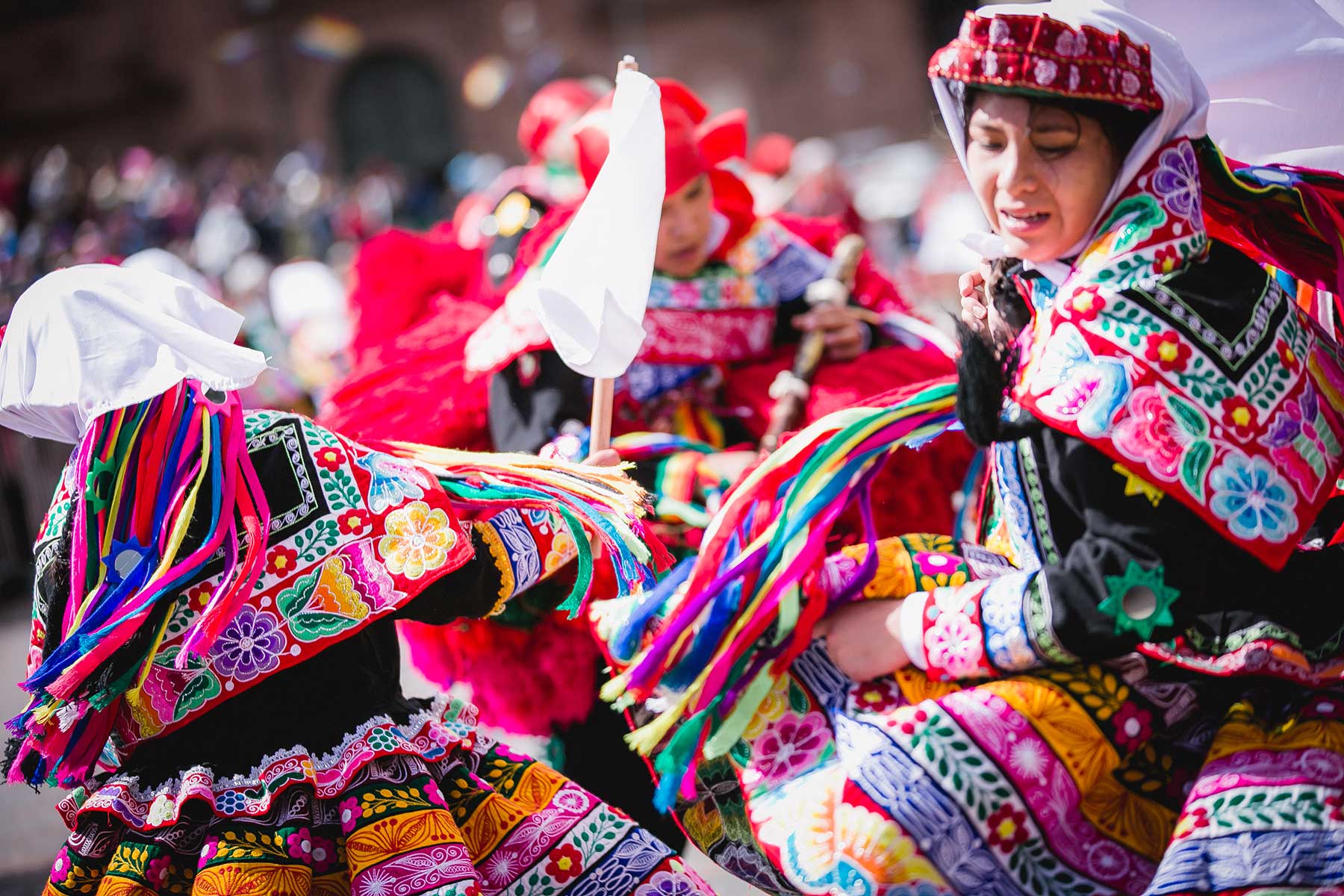 Los bailarines lucen trajes multicolores y derrochan buen ritmo durante las coreografías preparadas para homenajear al Cusco