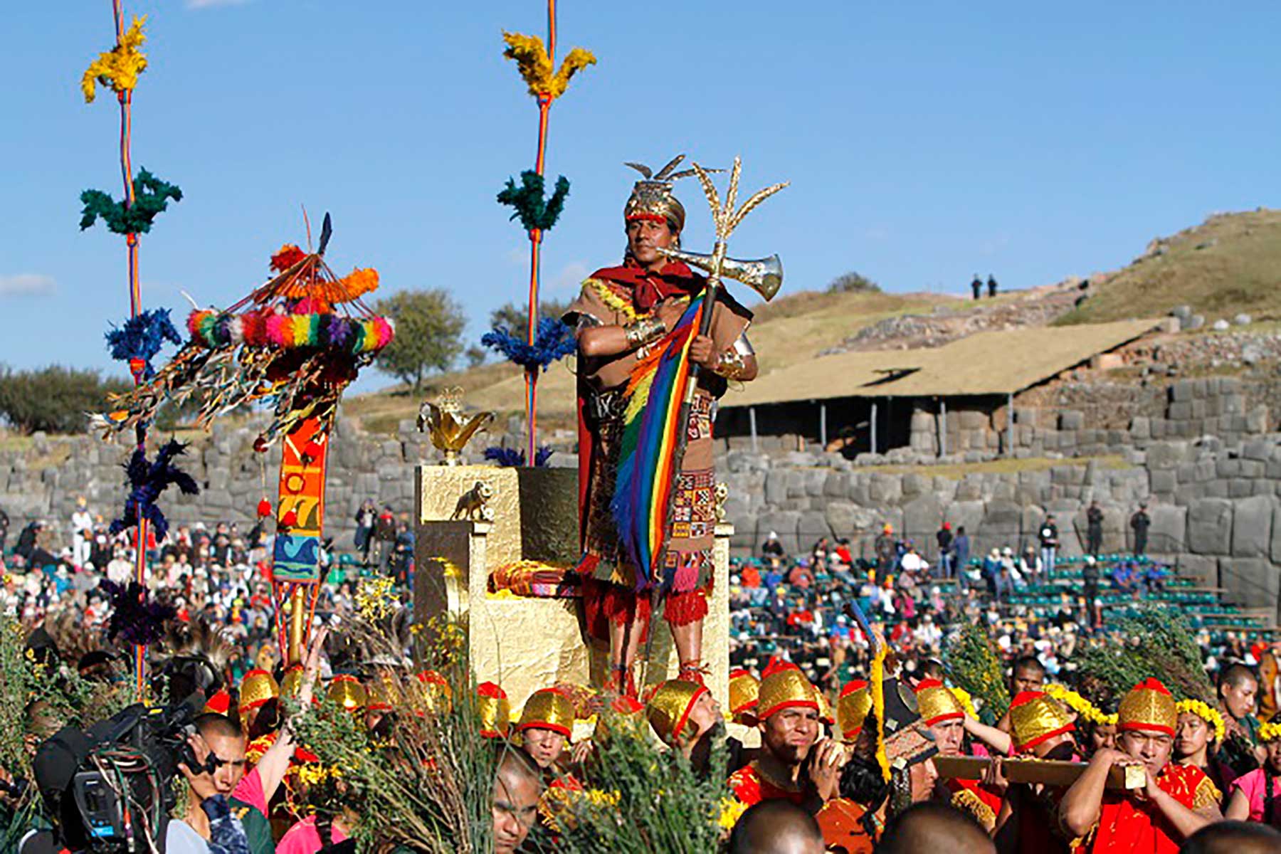 El inca deja un mensaje de unidad e integración a los miles de asistentes a una de las festividades más emblemáticas del Cusco.