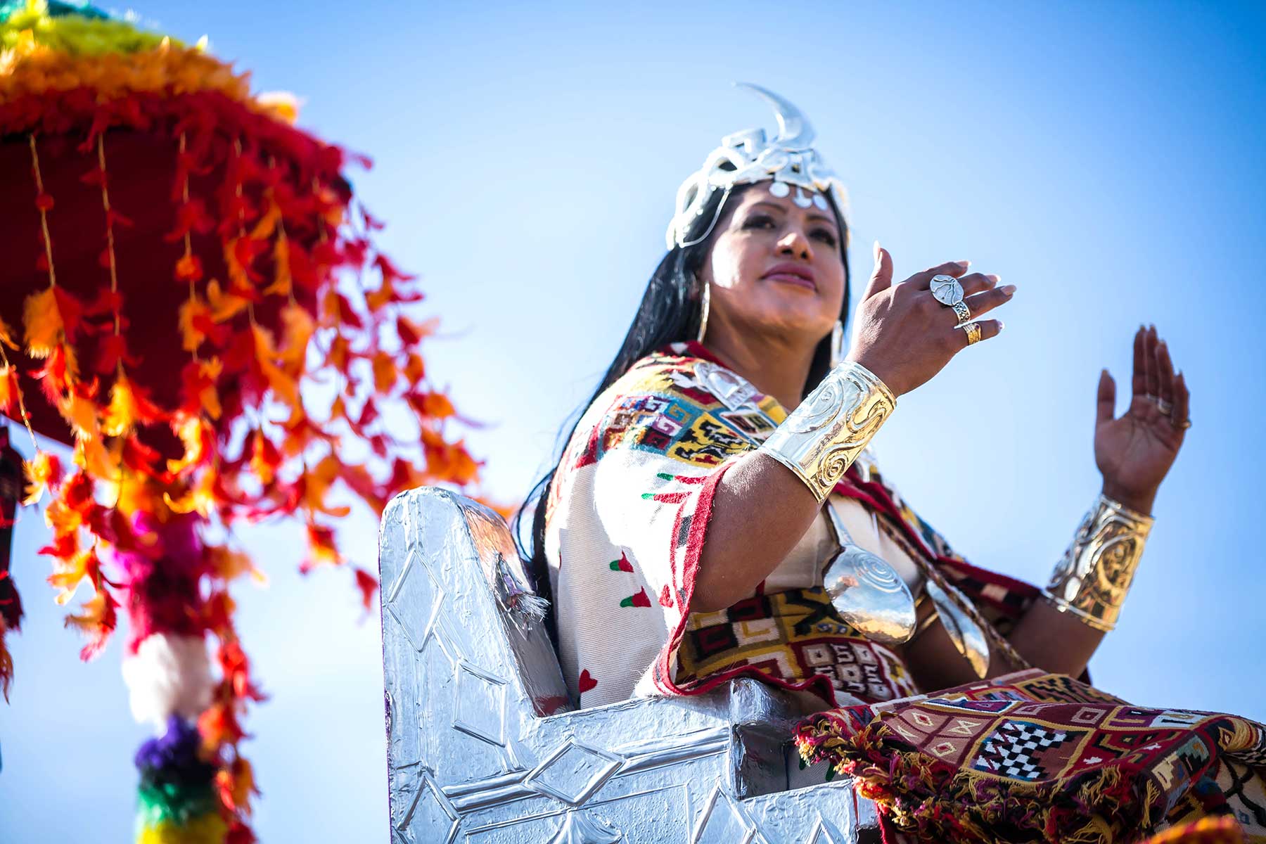 El inca deja un mensaje de unidad e integración a los miles de asistentes a una de las festividades más emblemáticas del Cusco.