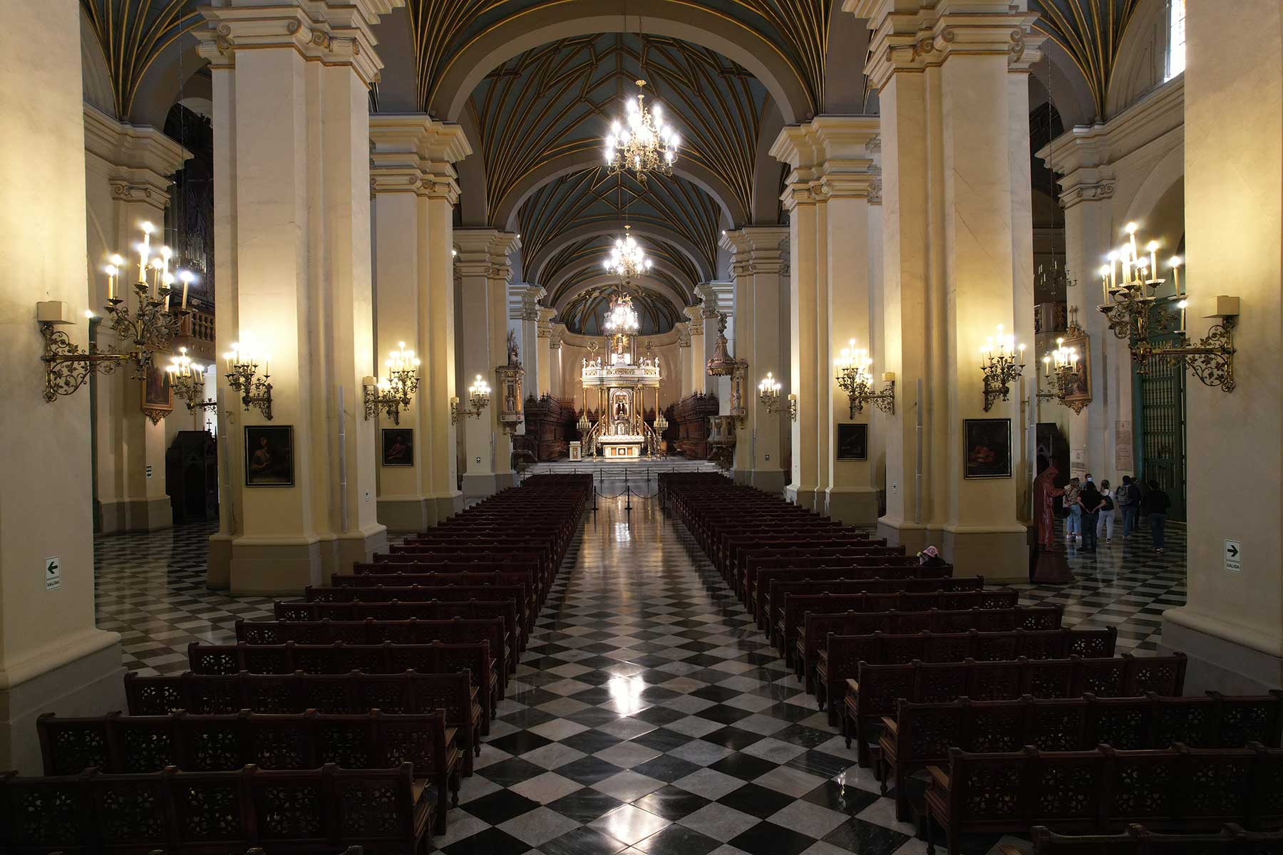 Interior de la Basílica Catedral de Lima en la actualidad.